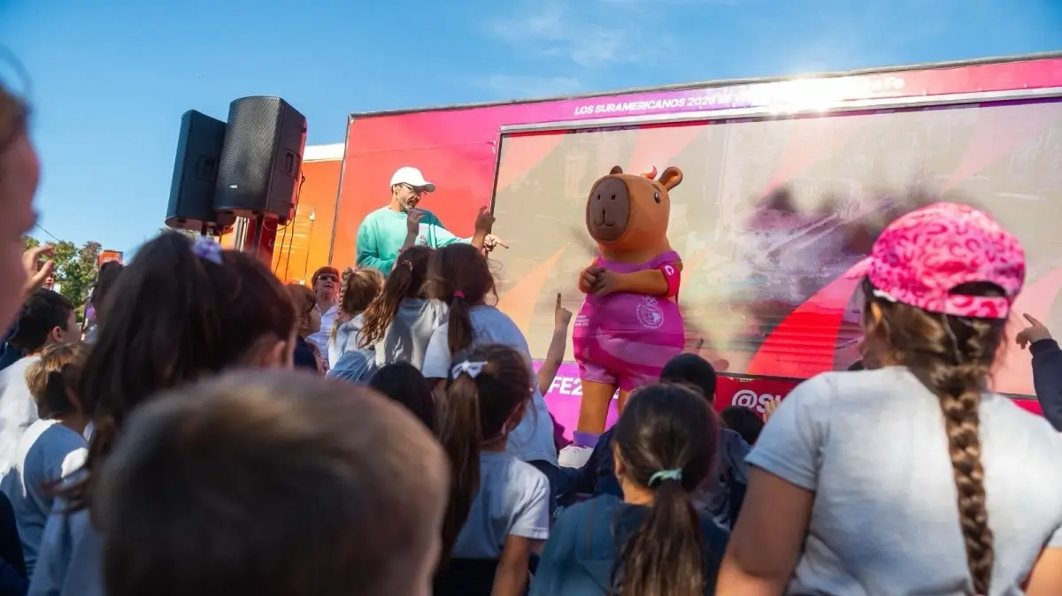 Estudiantes participan de una actividad interactiva del Programa de Visitas Guiadas de los Juegos Suramericanos 2026.