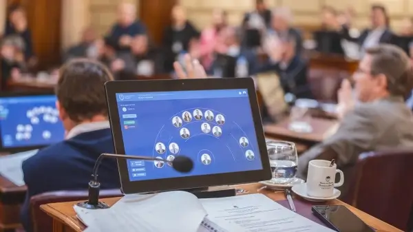 Votación en la Cámara de Senadores de Santa Fe durante la sesión en la que se aprobó la media sanción de la emergencia hídrica y otros proyectos.
