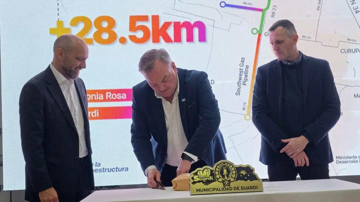 Felipe Michlig y Gustavo Puccini durante la apertura de sobres del Gasoducto Lechero en Suardi