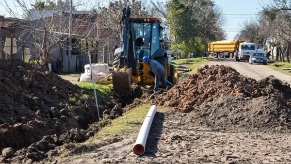 Trabajos de ampliación de la red cloacal en barrio Don Pedro de Avellaneda