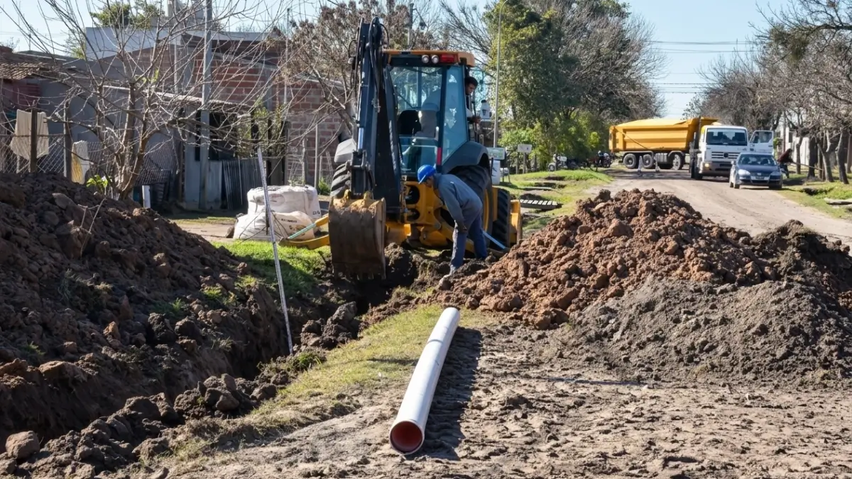 Trabajos de ampliación de la red cloacal en barrio Don Pedro de Avellaneda