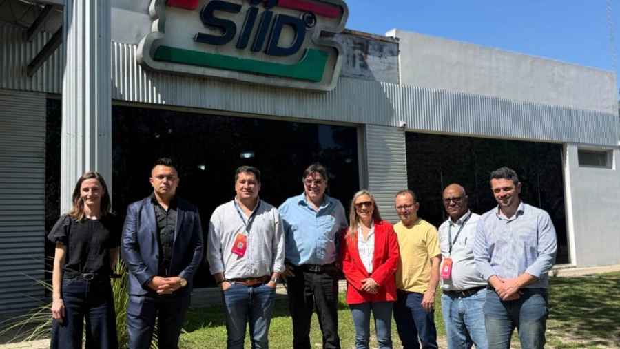 Gonzalo Braidot junto a compradores internacionales durante la visita a SIID en Avellaneda