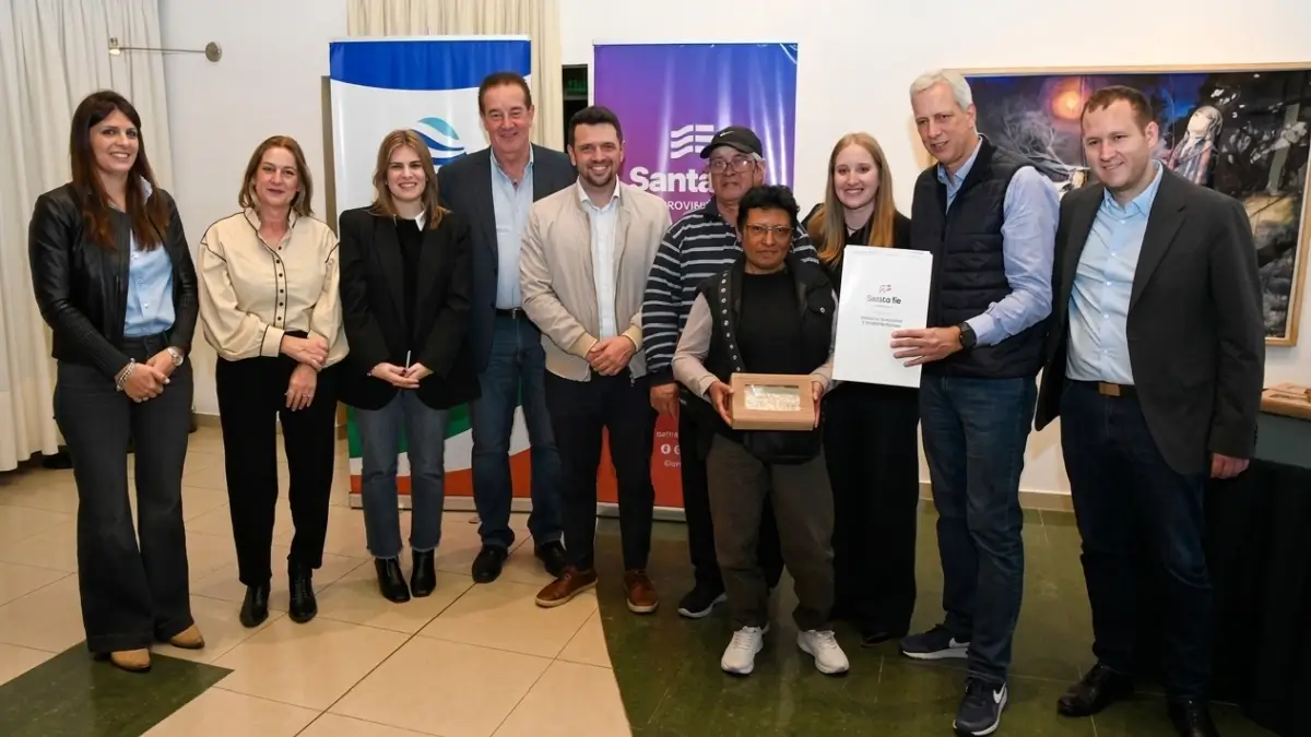 Entrega de escrituras a familias de Avellaneda durante el acto realizado en el Auditorio Municipal