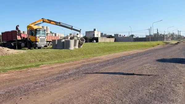 Llegada de tubos para el desagüe de la nueva etapa de pavimentación del Bv. 302 en Avellaneda