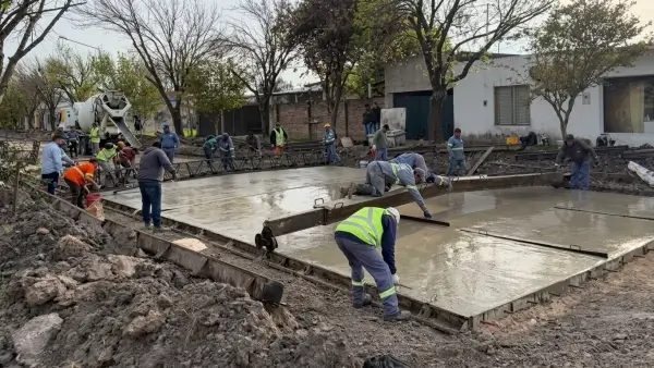 Trabajos de colocación y nivelación de hormigón en una nueva cuadra de calle 316, barrio Libertad de Avellaneda.