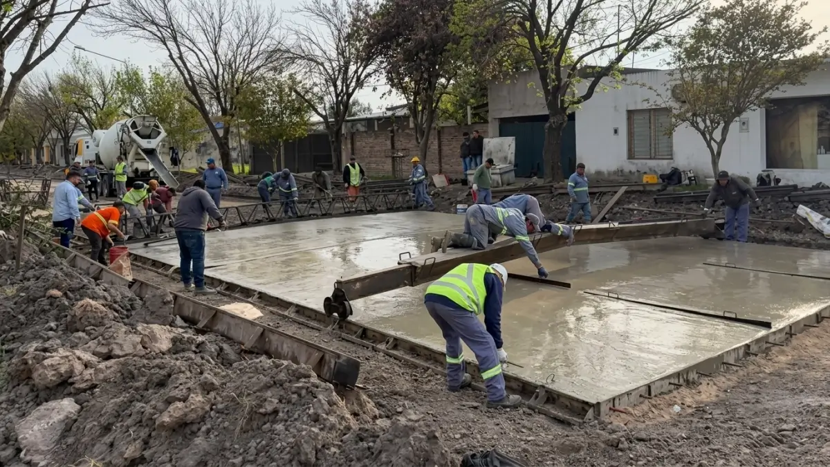 Trabajos de colocación y nivelación de hormigón en una nueva cuadra de calle 316, barrio Libertad de Avellaneda.
