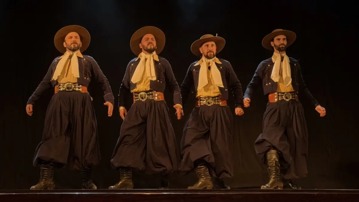 Bailarines de malambo durante su presentación en el Selectivo Santa Fe del Pre Laborde en Avellaneda.