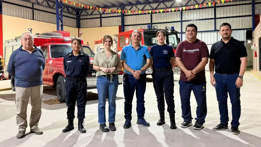 Charo Mancini junto a bomberos durante una recorrida por el cuartel de Florencia