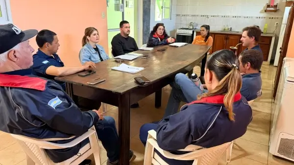 Charo Mancini junto a integrantes de Bomberos Voluntarios de Las Toscas durante una reunión en el cuartel