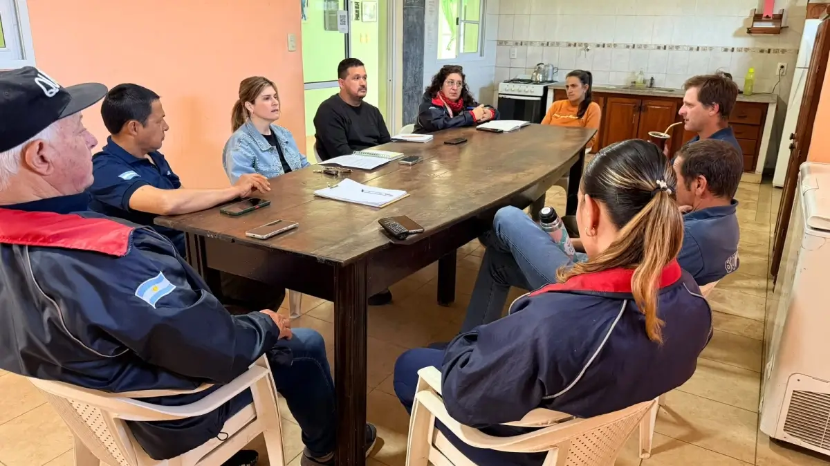 Charo Mancini junto a integrantes de Bomberos Voluntarios de Las Toscas durante una reunión en el cuartel
