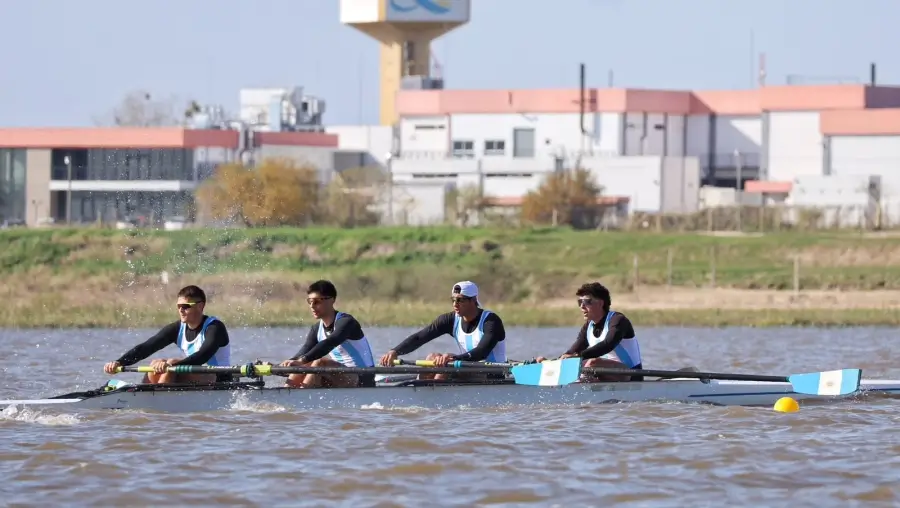 Competencia de remo en la Laguna Setúbal durante los Juegos Suramericanos Santa Fe 2026, con participación de deportistas de distintas delegaciones.