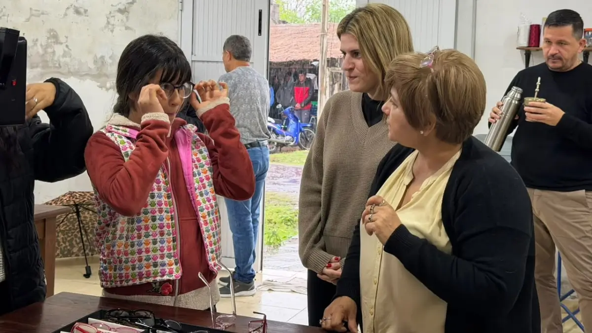 Vecinos de Hardy participan de una jornada de controles de Salud Visual gratuitos en el Salón Textil del barrio San José.
