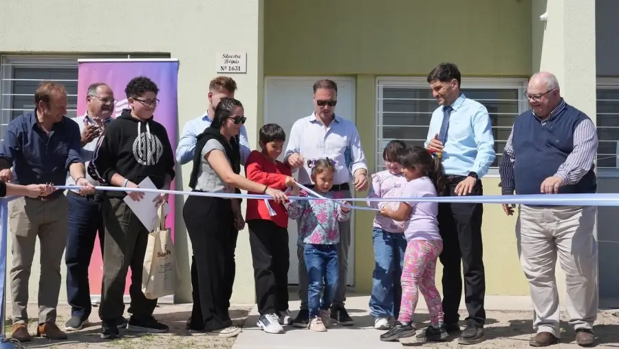 Corte de cintas durante la inauguración de nuevas viviendas en Romang