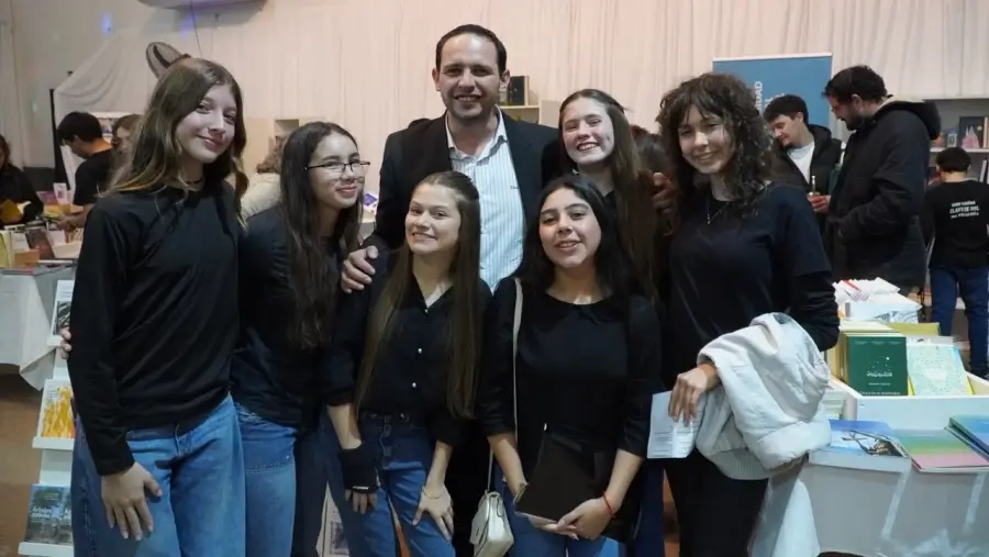 Cristian Marega junto a jóvenes durante la apertura de la Feria del Libro del Jaaukanigás en Villa Ocampo