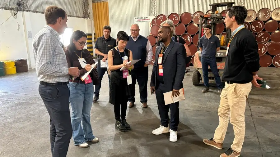 Delegación internacional durante la recorrida por las instalaciones de PROMIEL en Romang