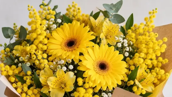 Ramo de flores amarillas para celebrar el Día de la Primavera en Argentina