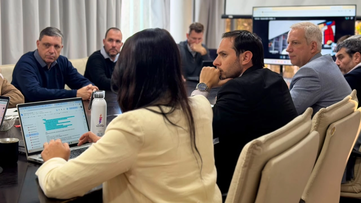 Dionisio Scarpin durante la reunión técnica en Vialidad Provincial por las obras de acceso a Puerto Ocampo.