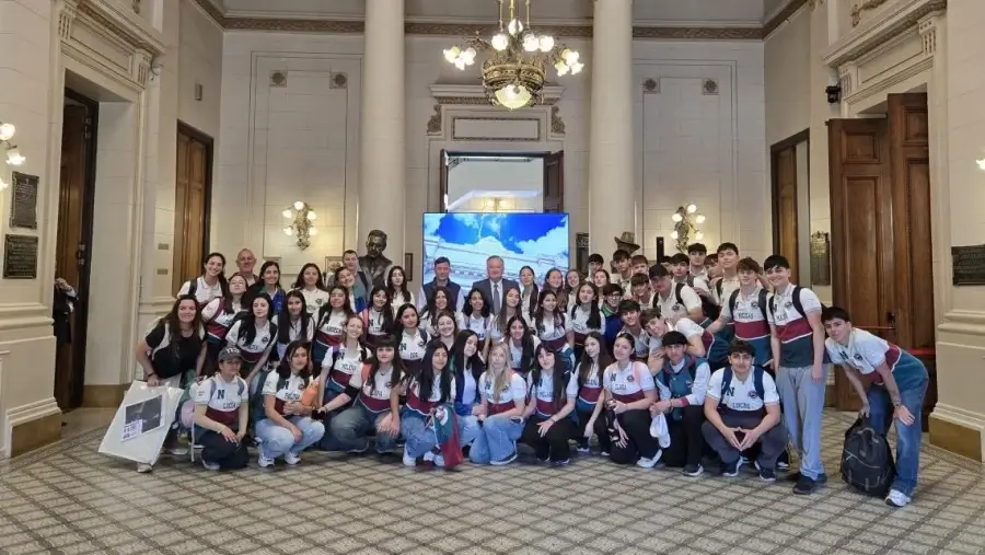 Estudiantes de San Cristóbal junto a Felipe Michlig durante una recorrida por la Legislatura de Santa Fe