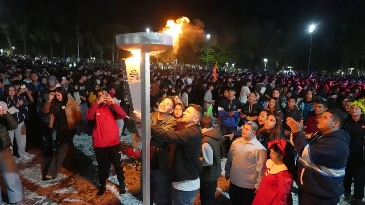 Encendido de la llama estudiantil durante la apertura de la Estudiantina Avellaneda 2026