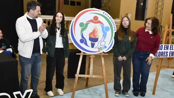 Presentación del logo oficial de la Estudiantina Avellaneda 2026
