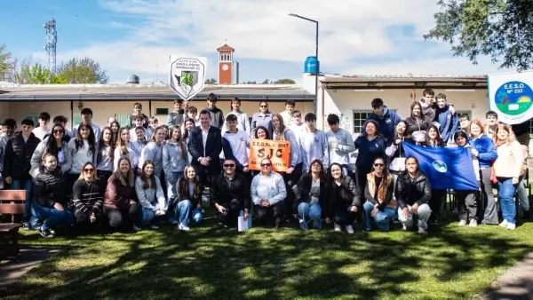 Estudiantes y autoridades durante el lanzamiento de la Estudiantina Malabrigo 2026