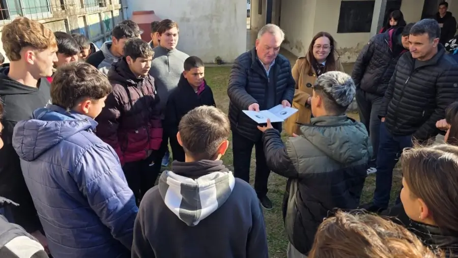 Felipe Michlig entrega notificaciones a alumnos de Las Palmeras para los Juegos Suramericanos Santa Fe 2026