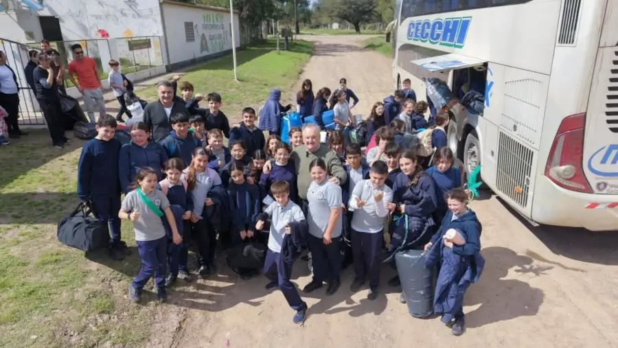 Felipe Michlig junto a chicos que disfrutan de Laguna La Verde en Huanqueros