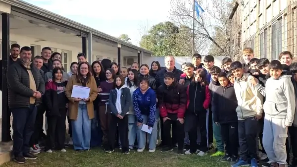 Felipe Michlig entrega un aporte del FANI a la Escuela Secundaria N° 2609 de Las Palmeras junto a directivos y alumnos