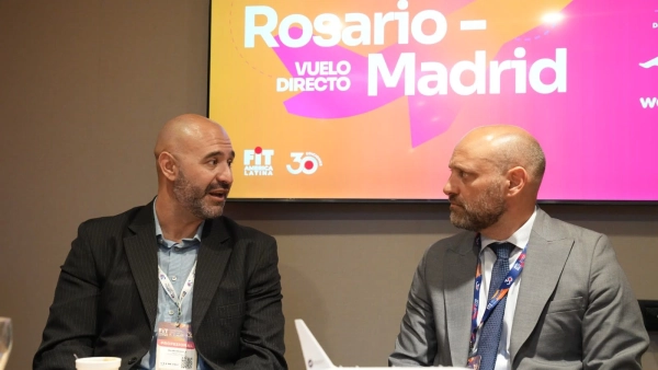 Gustavo Puccini durante una reunión con empresarios en la FIT 2026