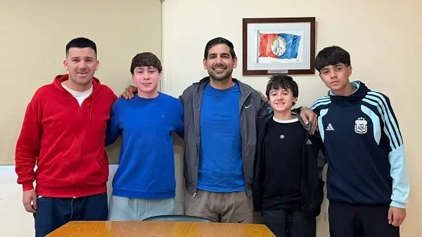 Iván Sánchez junto a jóvenes nadadores de Las Toscas que competirán en Paraguay y Brasil