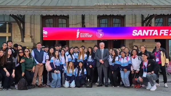 Jóvenes del departamento San Cristóbal junto al senador Felipe Michlig durante los Juegos Sudamericanos Santa Fe 2026