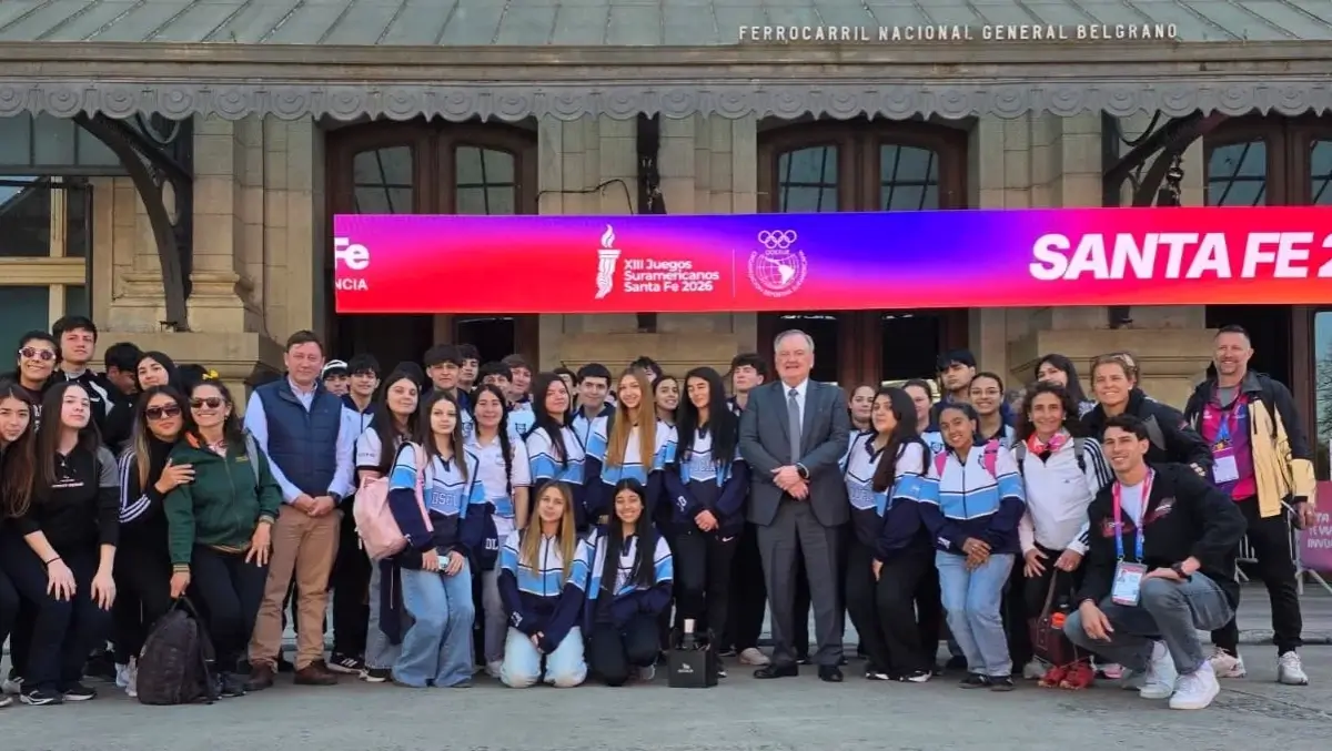 Jóvenes del departamento San Cristóbal junto al senador Felipe Michlig durante los Juegos Sudamericanos Santa Fe 2026
