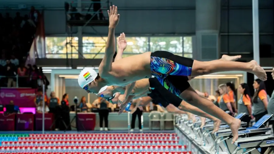 Competencia de natación durante los Juegos Suramericanos Santa Fe 2026 en Rosario