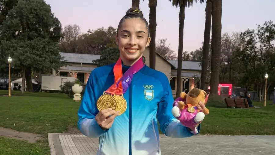 Julieta Lucas posa con sus medallas tras destacarse en gimnasia artística en los Juegos Suramericanos Santa Fe 2026.