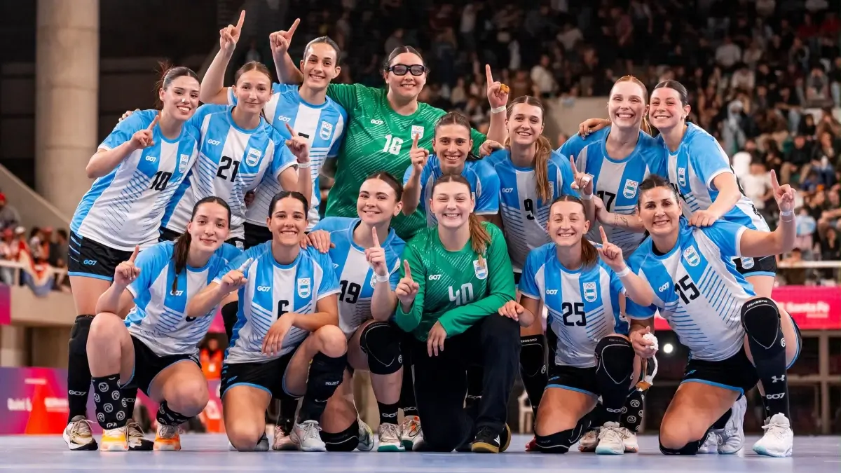 La Garra, selección argentina femenina de handball, celebra la medalla de oro tras consagrarse campeona en los Juegos Suramericanos Santa Fe 2026.