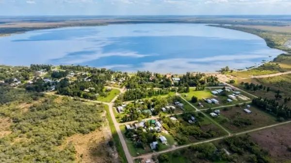 Vista aérea de Laguna La Verde y las obras de puesta en valor en Huanqueros