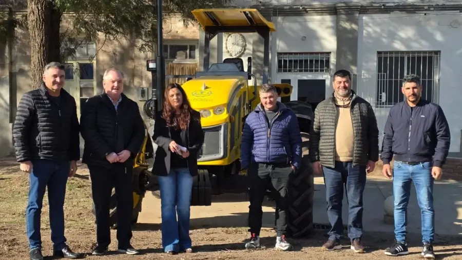 Dana Astore presenta el nuevo tractor Pauny adquirido por la Comuna de Las Palmeras