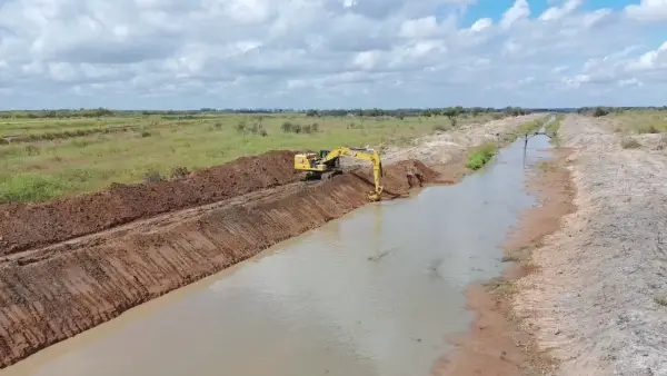Maquinaria trabajando en la construcción del azud de Laguna La Verde