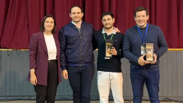 Marega entrega presentes durante el cierre de la 7ª Feria del Libro del Jaukanigás en Villa Ocampo