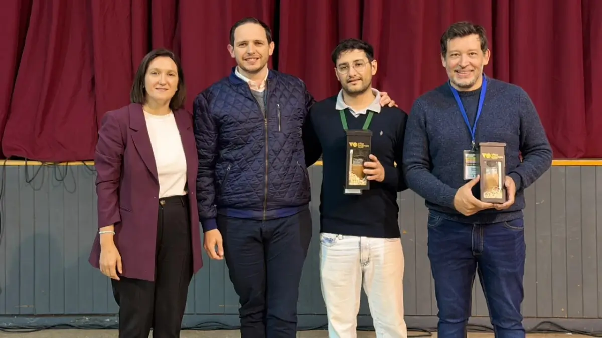 Marega entrega presentes durante el cierre de la 7ª Feria del Libro del Jaukanigás en Villa Ocampo