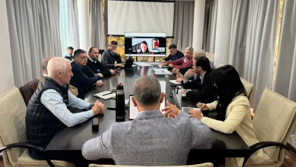 Cristian Marega y funcionarios de Villa Ocampo durante una reunión en Vialidad Provincial para analizar la continuidad del acceso a Puerto Ocampo.