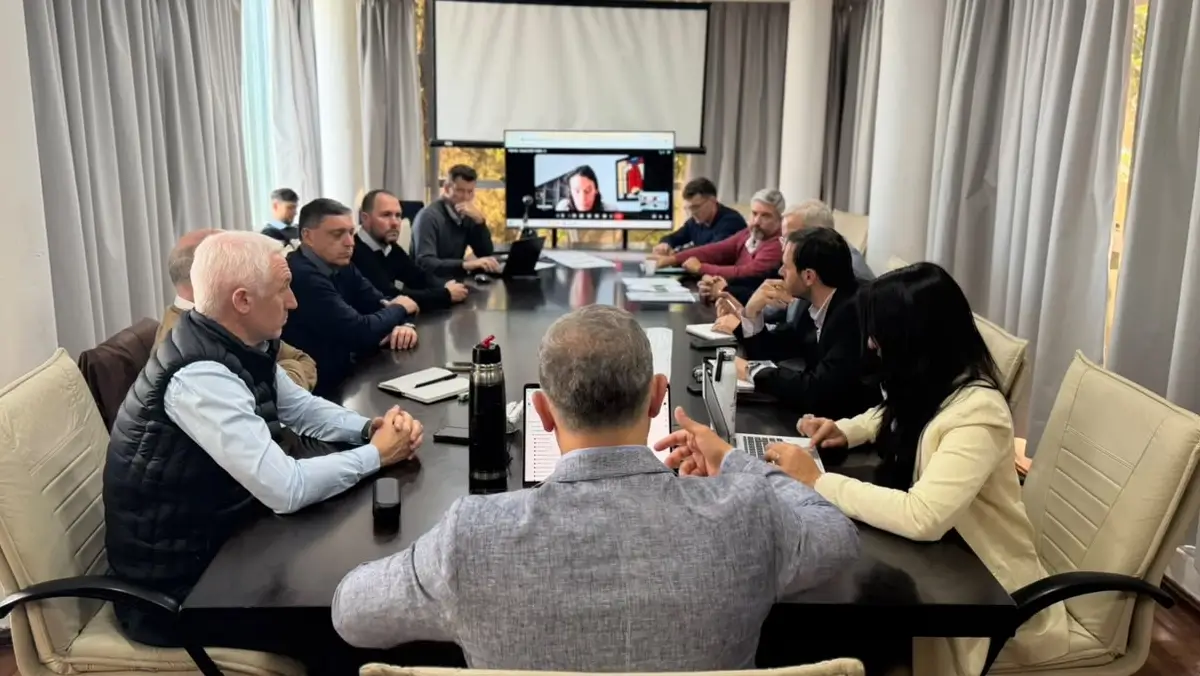 Cristian Marega y funcionarios de Villa Ocampo durante una reunión en Vialidad Provincial para analizar la continuidad del acceso a Puerto Ocampo.