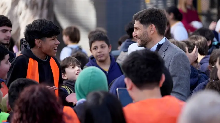 Maximiliano Pullaro saluda a jóvenes durante los Juegos Suramericanos Santa Fe 2026