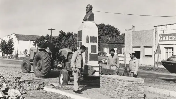 Fotografía antigua del monumento al fundador de Villa Ocampo, Santa Fe, patrimonio histórico de la ciudad.