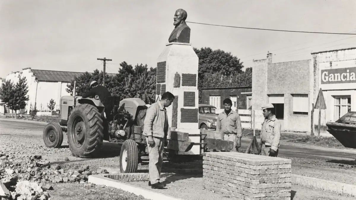 Fotografía antigua del monumento al fundador de Villa Ocampo, Santa Fe, patrimonio histórico de la ciudad.