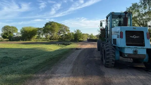 Motoniveladora realiza trabajos preventivos para elevar calle 20 en el acceso a San Isidro Este, Las Toscas.