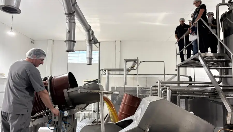 Operadores comerciales internacionales recorren la planta de PROMIEL en Romang