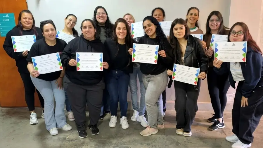 Participantes del taller de herramientas digitales de Avellaneda reciben sus certificados