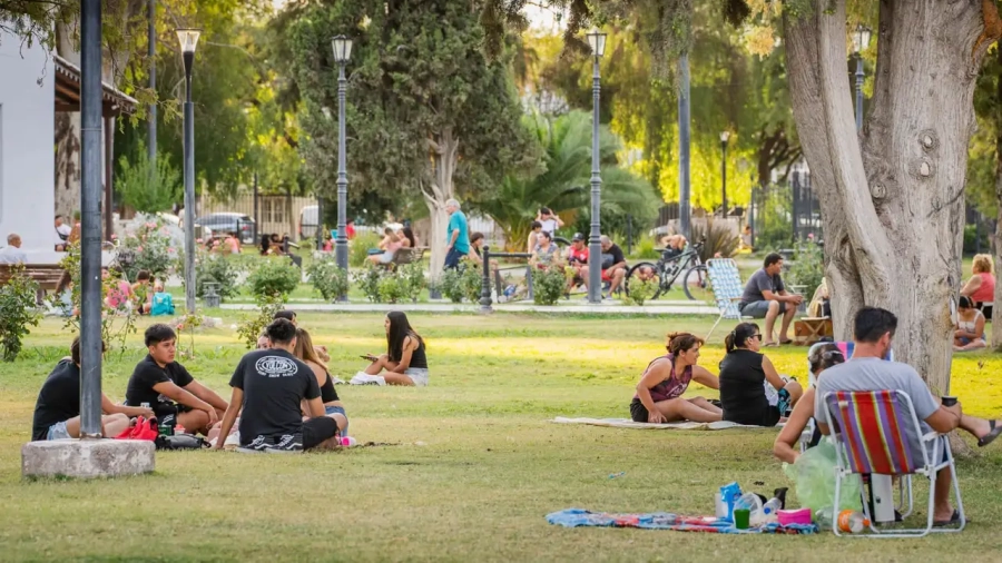 Personas compartiendo una ronda de mates en una plaza durante el Día de la Primavera en Argentina.