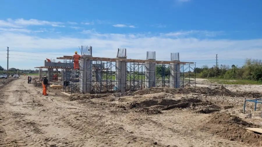 Pilotes del puente de la Tercera Vía Reconquista-Avellaneda sobre el arroyo El Rey en construcción